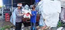 Bantu Warga Pemulung, Kapolsek Kuta Distribusikan Sembako Donasi Alliansi Masyarakat Pariwisata Bali Sembako