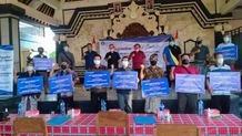 Kembali BI Bali Bersama Agung Rai Wirajaya Serahkan Ribuan Paket Sembako Sembako
