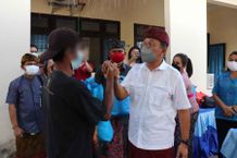Wakil Bupati Buleleng Serahkan Bantuan Paket Sembako untuk 150 ODHA Sembako