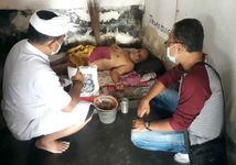 Empat Penyandang Disabilitas dalam Pekarangan Rumah, Wabup Kasta Salurkan Paket Sembako Sembako