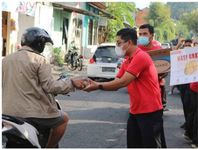 Sambut HUT Kemerdekaan RI ke-76, Kelurahan Dangin Puri Gelar Aksi Berbagi Sembako