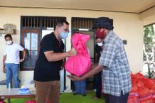 Bantuan Sembako di Buleleng Terus Bergulir, Kali Ini Menyasar Kelompok Nelayan Sembako