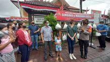 Kapolsek Kuta Utara Ajak Tamara Bleszynski Bagikan Sembako Kepada Masyarakat Sembako