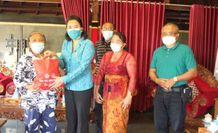 Ketua TP PKK Kabupaten Bangli Menyerahkan Ratusan Paket Sayuran Kepada Warga Penyandang Disabilitas Sembako