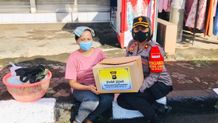 Wakapolres Putu Utari Turun Langsung Bantu Warga Terdampak Covid-19 Sembako