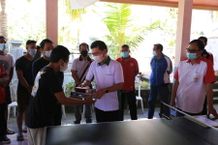 Bupati Suwirta Serahkan Sarana Tenis Meja di Sarimerta Tenis Meja