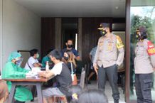 Kapolres Badung Cek Pelaksanaan Vaksinasi di Hotel Alila Vaksin