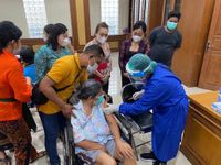 Pastikan Kelancaran Vaksinasi Pada Disabilitas Denpasar Ny. Antari Jaya Negara Tinjau Langsung ke Lapangan Vaksin