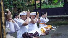Bupati Tamba Pimpin Bhakti Pengayar Pemkab Jembrana di Pura Luhur Besikalung Sembahyang