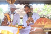 Upacara Tumpek Landep, Senjata Milik Pemkab Jembrana Disucikan Tumpek Landep
