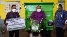 Dibantu Kendaraan Roda Tiga, Bupati Tamba Minta TPS3R Jadi Pilot Project Sampah