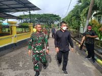 Temui Danyonif Mekanis, Wabup Ipat Diajak Latihan Menembak Ipat
