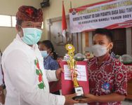 Bupati Bangli Serahkan Hadiah Pemenang Lomba Bercerita Tingkat SD Dan Lomba Pidarta Basa Bali Tingkat SMP Bahasa Bali