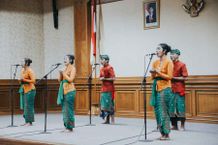 Sekda Adi Arnawa Melepas Peserta Utsawa Dharma Gita Tingkat Nasional Tahun 2021 Utsawa Dharma Gita