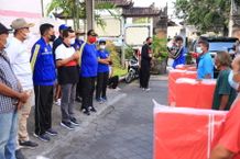 Bupati Suwirta Serahkan Bantuan Secara Simbolis Kepada Masyarakat Terkena Bencana Banjir Sungai Candigara Banjir