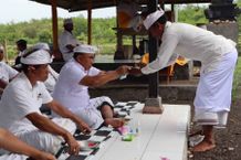 Bupati Tamba Mendem Citak Dasar di Pura Pulau Kembar Batu Pertama