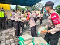 Semangati Kerja Anggota, Kapolsek Kediri Bagikan Beras Polisi