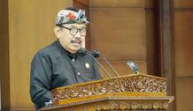 Wagub Cok Ace Sampaikan Jawaban Gubernur Terhadap Pandangan Umum Fraksi Atas Raperda Perubahan Anggaran Pendapatan dan Belanja Daerah Semesta Berencana Cok Ace
