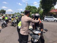 Kapolres Badung Bagikan Helm Gratis Bagi Pengendara Roda Dua Helm