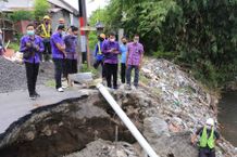 Akses Jalan Utama Wilayah Gelgel Jebol, Bupati Suwirta Tinjau Penyenderan Jebol