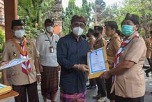 Wali Kota Jaya Negara Serahkan Penghargaan Lencana Panca Warsa Bagi Insan Pramuka Denpasar Pramuka