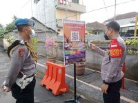 Perketat Pengawasan Wilayah, Polres Badung Wajibkan Warga Scan Barcode PeduliLindungi Covid-19