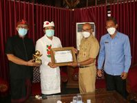 Bupati Sedana Arta Terima Piagam Penghargaan Top BUMD Award 2021 Star 3 PDAM Bangli