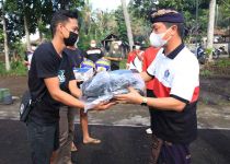 Bupati Suwirta Serahkan Bantuan Sarana Olahraga untuk Dua Sekaa Teruna Olahraga