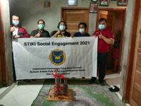 Kampus STIKI Indonesia Mengimplementasikan Mesin Pemasang Tutup Botol pada Industri Susu Kedelai dalam Skema STIKI Social Engagement Susu Kedelai