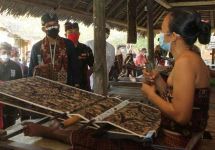 Disebut ‘Idola Emak-emak’, Kedatangan Menteri Sandiaga Disambut Meriah Para Perajin Tenun di Karangasem Kain Tenun