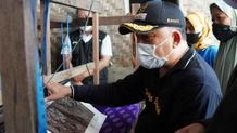 Kunjungi Pengrajin Tenun Loloan, Bupati Minta Tonjolkan Ciri Khas Melayu Tenun