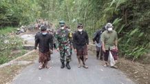 Warga Desa Pengotan Antusias Sambut Kedatangan Letjen Benny Memantau Pelaksanaan TMMD di Bangli TNI
