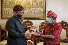 Topeng Patih, Cenderamata dari Wagub Cok Ace untuk KPT Denpasar yang Akhiri Masa Tugas Topeng Patih