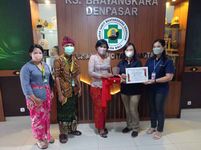 Sukses Pelaksanaan Vaksinasi, Astra Motor Bali Serahkan Apresiasi Piagam Penghargaan ke RS Bhayangkara Denpasar Vaksinasi