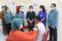 Antari Jaya Negara Semangati Disabilitas Ikut Vaksinasi Vaksin