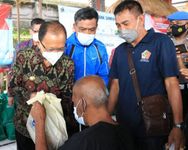 Gubernur Koster Tinjau Vaksinasi Penyandang Disabilitas dan ODGJ di Desa Getakan, Sekaligus Serahkan Paket Sembako Sembako