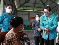 Percepat Vaksinasi, Putri Koster Bawa Tim Vaksinator Datangi Rumah Kaum Difabel Vaksin