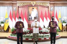 Gubernur Koster Raih Penghargaan Top Pembina BUMD 2021 Top BUMD
