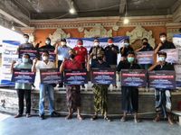 BI Bali Bersama Agung Rai Wirajaya Serahkan Ribuan Paket Sembako di Banjar Dakdakan Sembako