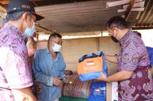 Wabup Sutjidra Serahkan Bantuan Kepada Kakek Windra Korban Bencana Angin Puting Beliung buleleng