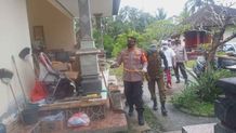 Cegah Penyebaran Covid-19, Kapolsek Selbar Semprotkan Disinfektan Covid-19