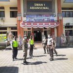 Polsek Abiansemal Bersama Satpol PP Pantau Langsung Kegiatan PTM di Sekolah PTM