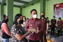 Wawali Arya Wibawa Serahkan Bantuan Tunai Kepada Sektor Usaha Mikro di Makodim 1611/Badung Bantuan Tunai