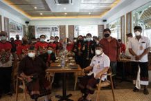 Wawali Arya Wibawa Lepas Atlet NPC Denpasar Menuju Papernas XVI Papua Atlet Denpasar