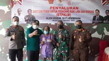 Salurkan BTPKLW di Kodim 1617/Jembrana, Bupati Tamba Harapkan Bantuan Digunakan dengan Baik Bantuan Tunai
