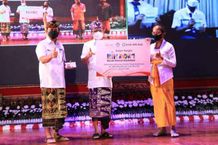 Gubernur Koster Serahkan Beasiwa untuk 1.501 Siswa Berprestasi CSR BPD Bali
