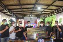 Terima Bantuan Bedah Rumah, Bupati Tamba Ajak Pengusaha Berinvestasi di Jembrana Bedah Rumah