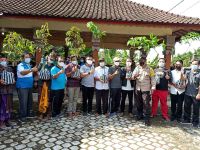 Wabup Ipat Serahkan Bantuan Bibit Alpukat dan Durian Bibit