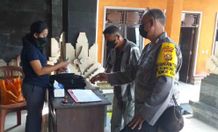 Kapolsek Kerambitan Tugaskan Bhabinkamtibmas Pengamanan dan Pendisiplinan Prokes saat Pembagian BLT Dana Desa BLT Dana Desa