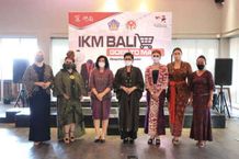 Apresiasi Fashion Show “Spirit Kain Bali”, Putri Koster: Makin Banyak Masyarakat Mencintai Endek Fashion Show